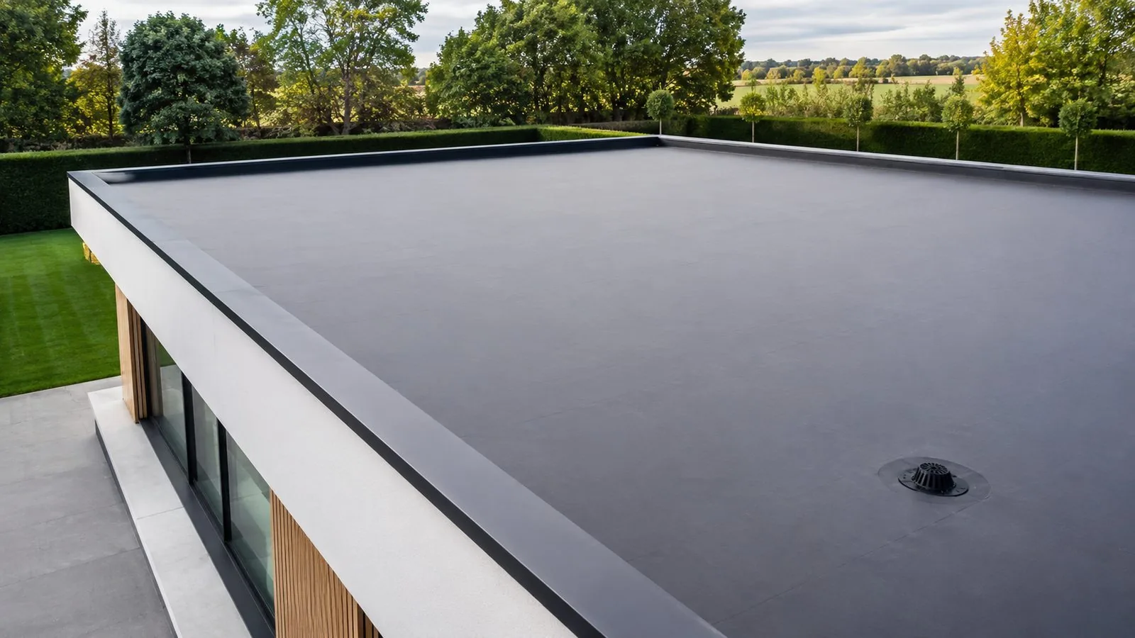 Plat dak met nieuwe EPDM dakbedekking en strakke dakranden