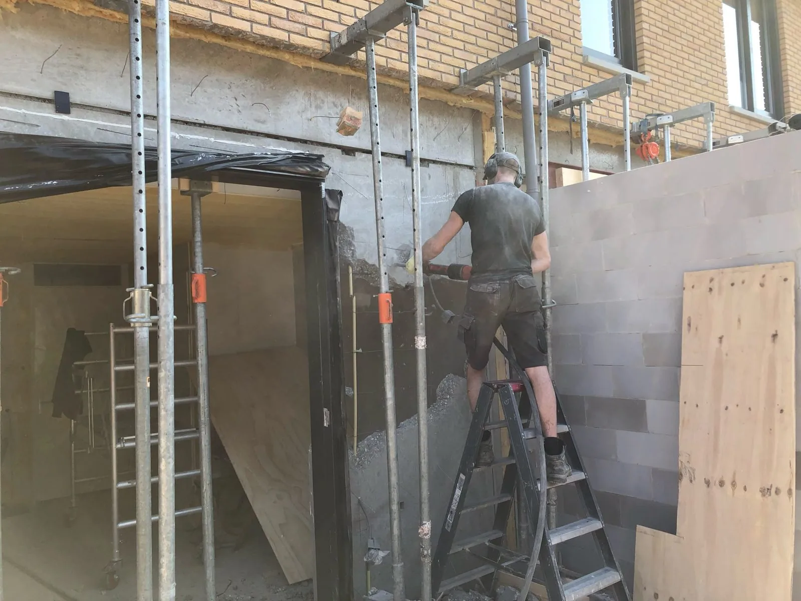 Vakman aan het werk bij een verbouwing in Breda door Boers & Breuer Totaalbouw