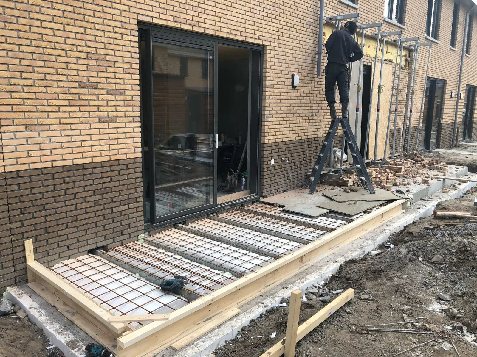 Metselwerk en wapening van een aanbouw in aanbouw