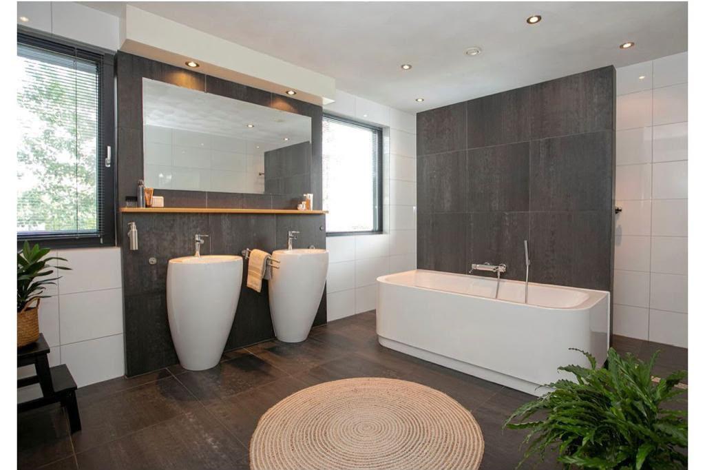 Badkamer in Kaatsheuvel met vrijstaand bad en twee staande wastafels