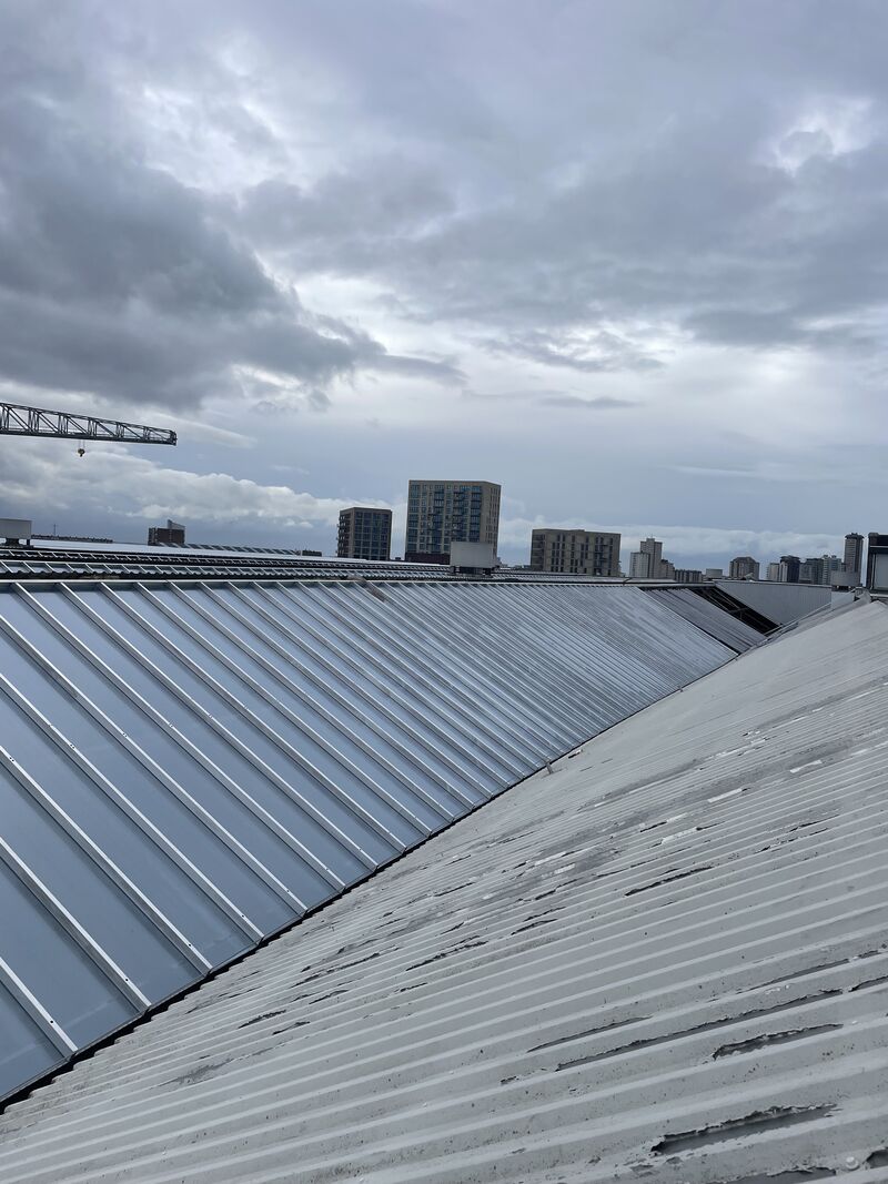 Grote dakrenovatie waarbij oude golfplaten zijn vervangen door nieuwe dakbedekking