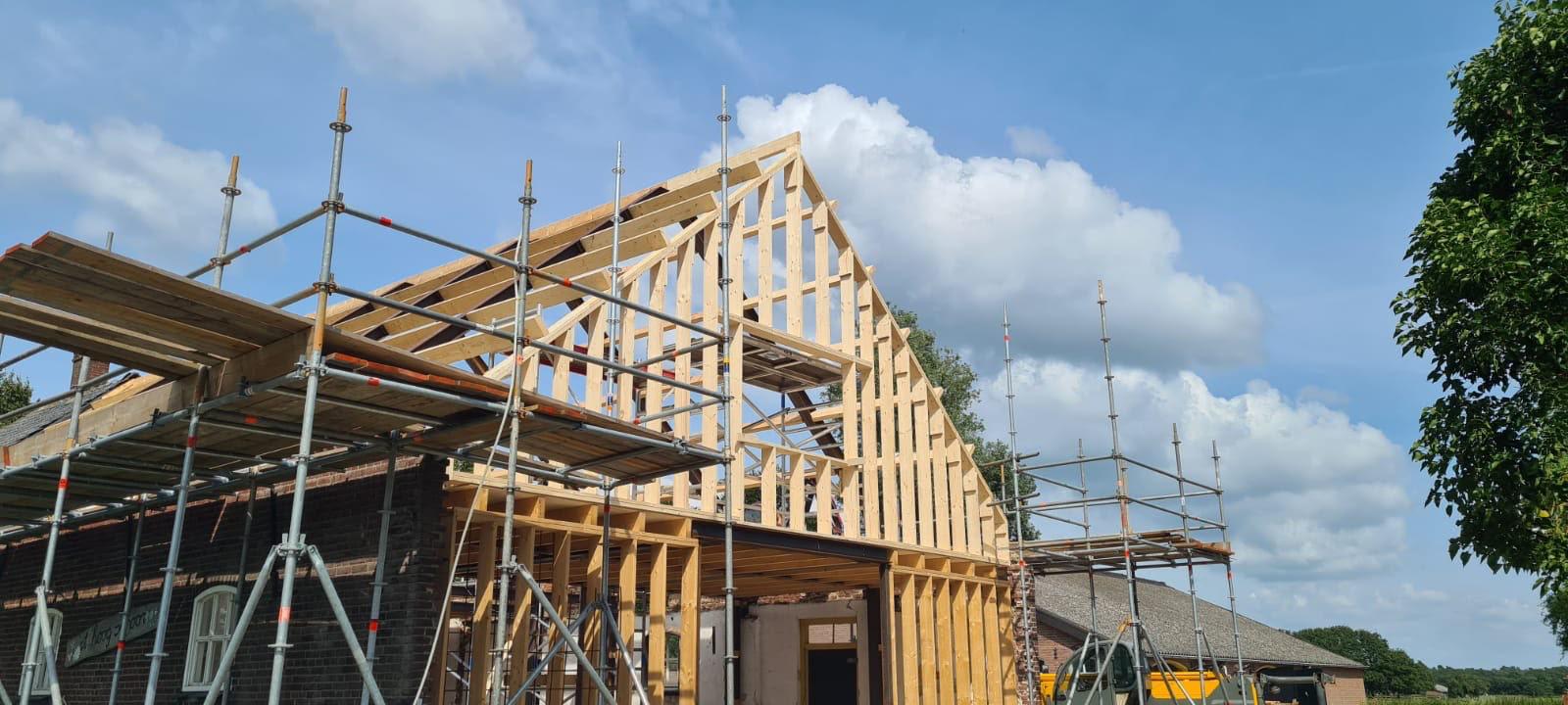Dakopbouw door Boers & Breuer Totaalbouw: nieuwe verdieping op een woonboerderij in Waspik