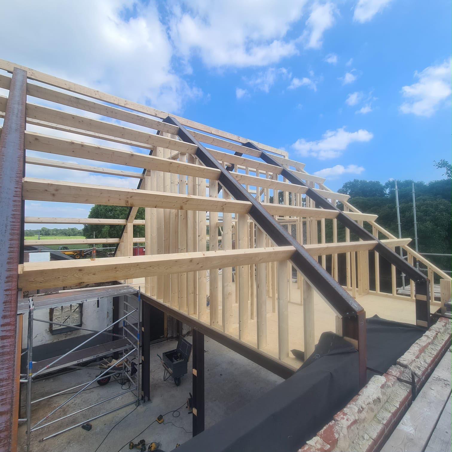 Nieuwe verdieping met houten spanten op een woonboerderij in Waspik door Boers & Breuer Totaalbouw