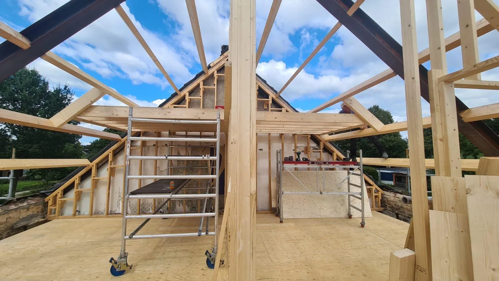 Kapconstructie in opbouw: het houtwerk onder de dakbedekking waar wij zelf aan werken