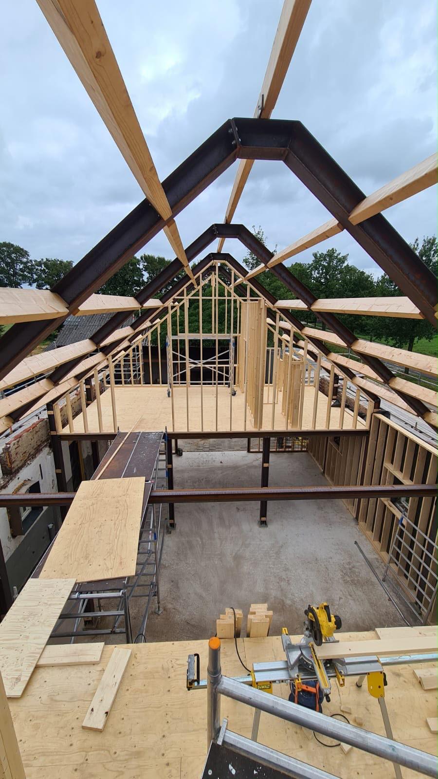 Stalen hoofdconstructie met houten gordingen van een dakopbouw in Waspik door Boers & Breuer Totaalbouw