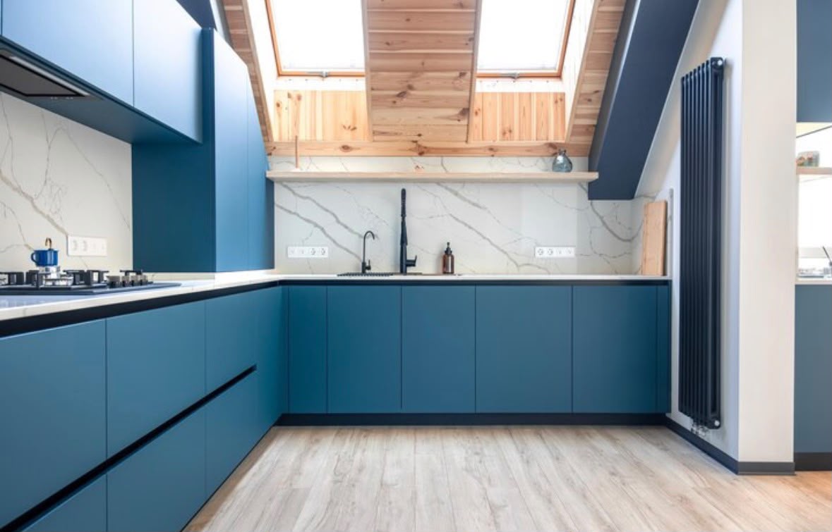 Complete keukenrenovatie met blauwe keuken onder een schuin dak
