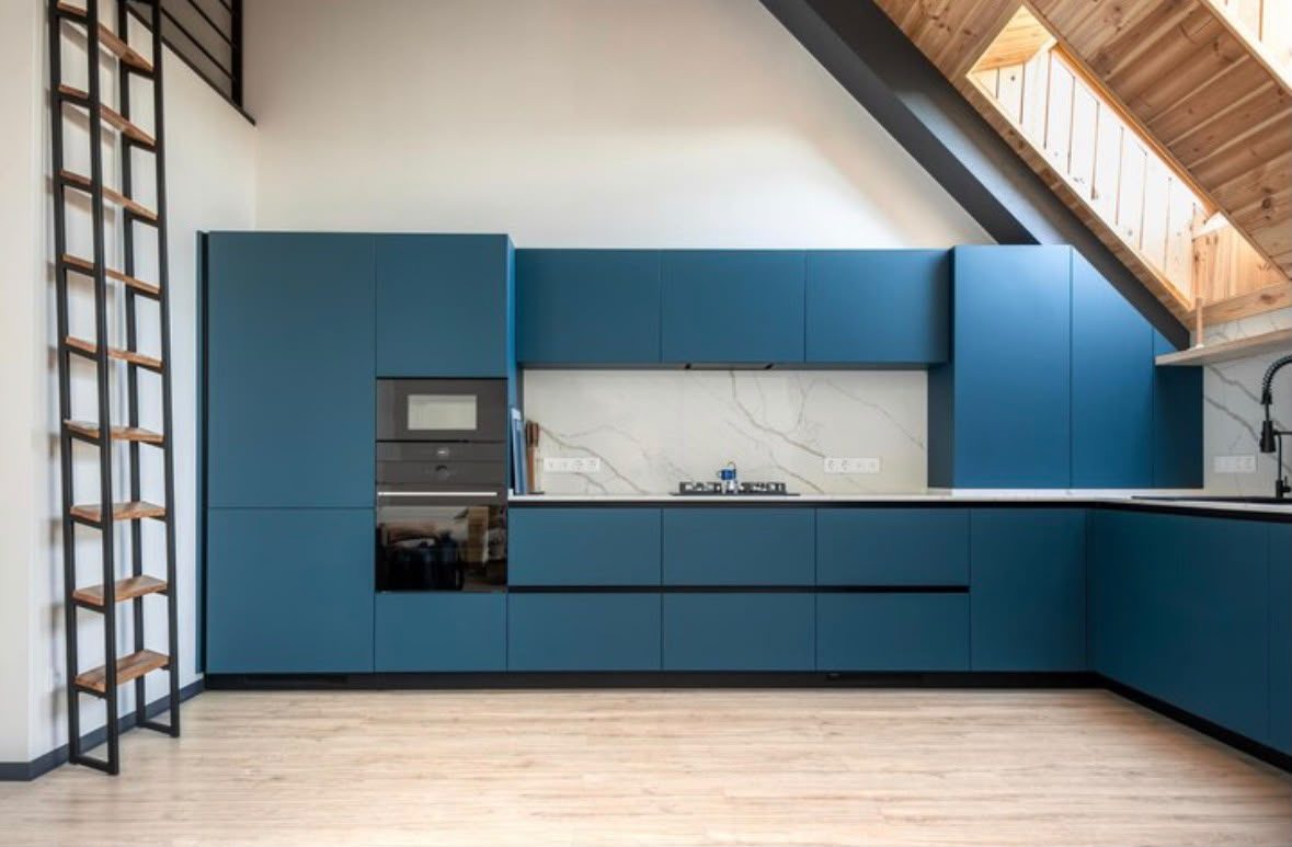 Nieuwe keuken met inbouwapparatuur en een pas gelegde houtlook vloer