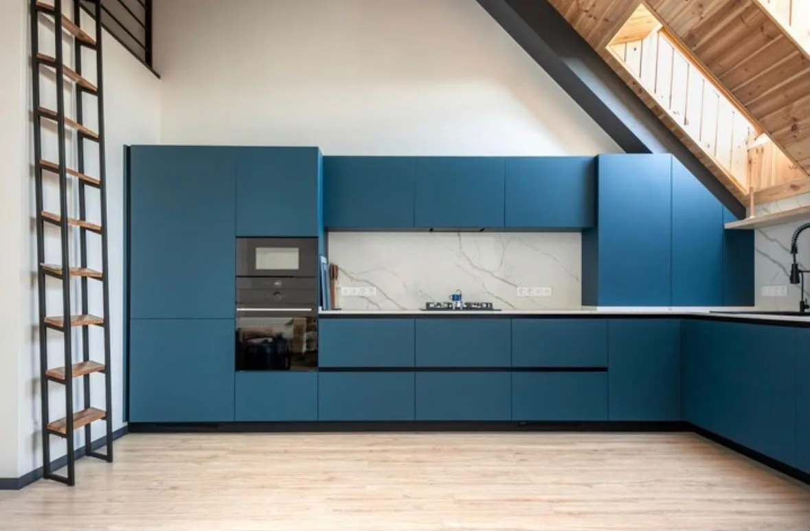 Nieuwe keuken met inbouwapparatuur en een pas gelegde houtlook vloer