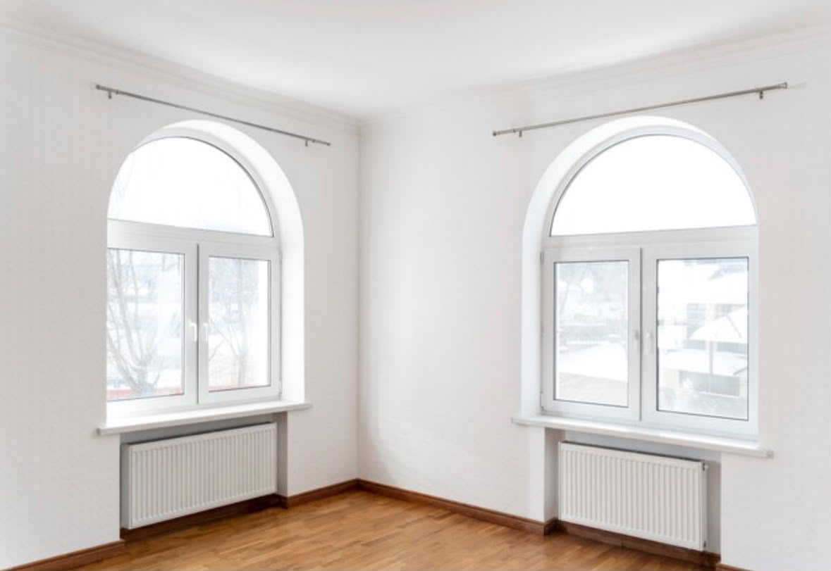 Nieuwe witte boogkozijnen geplaatst in een woning in Tilburg