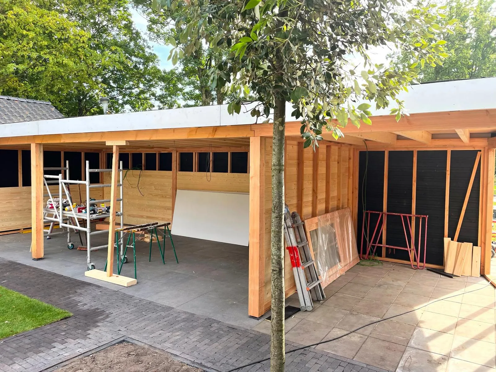 Plat dak op een nieuwe houten constructie, met zichtbare dakrand en afwerking