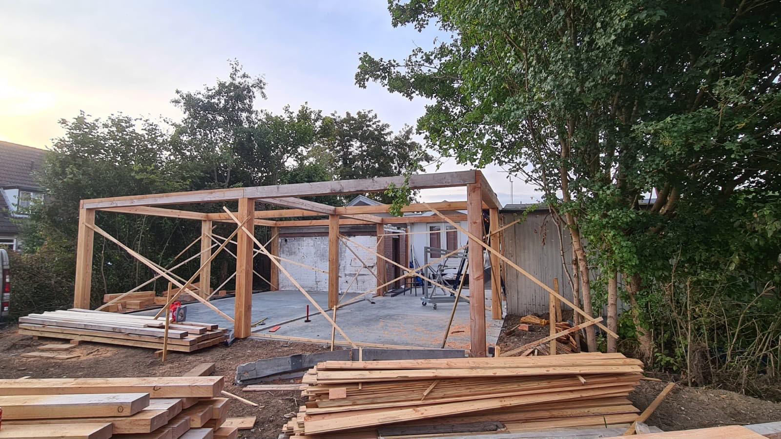 Constructie op een nieuw aangelegde fundering bij een overkapping met berging in Waalwijk