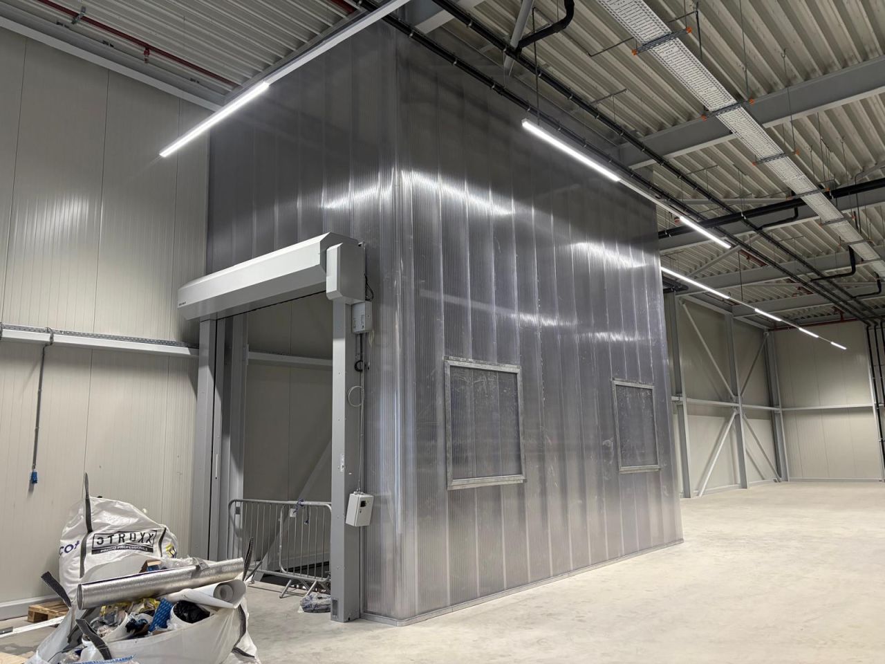 Gevelbekleding en liftombouw bij Qooker in Ridderkerk