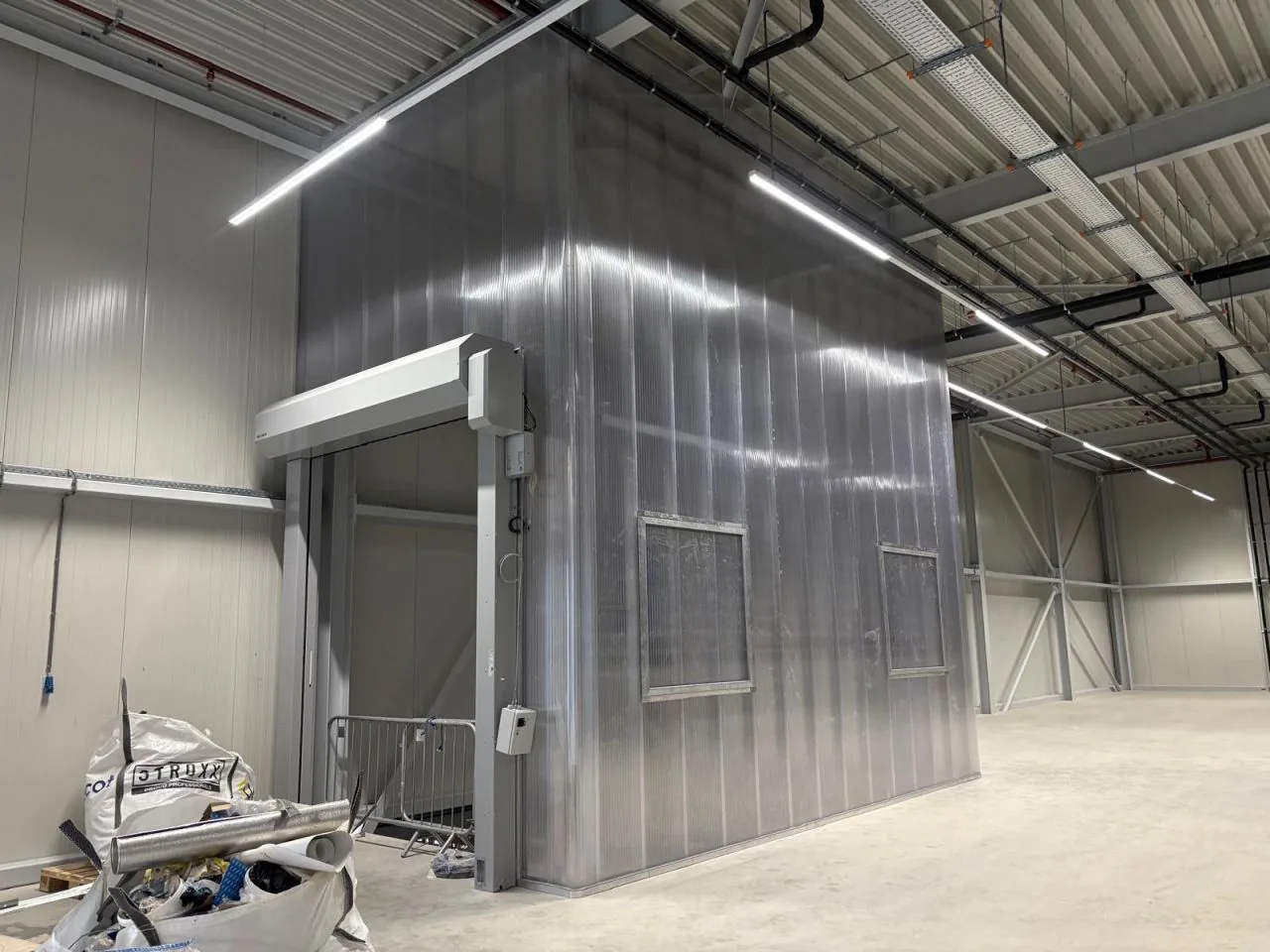 Gevelbekleding en liftombouw bij Qooker in Ridderkerk