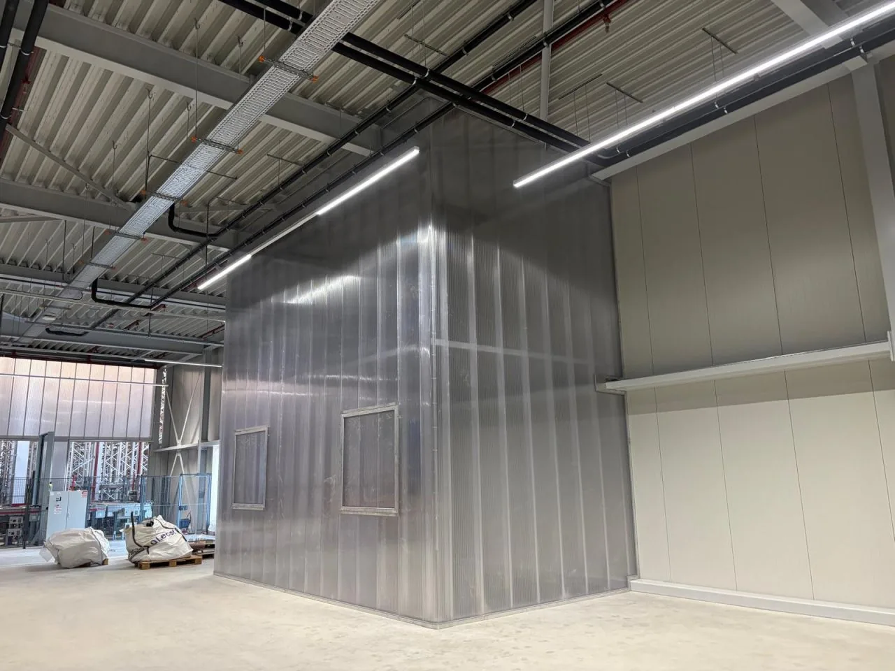 Gevelbekleding en liftombouw bij Qooker in Ridderkerk