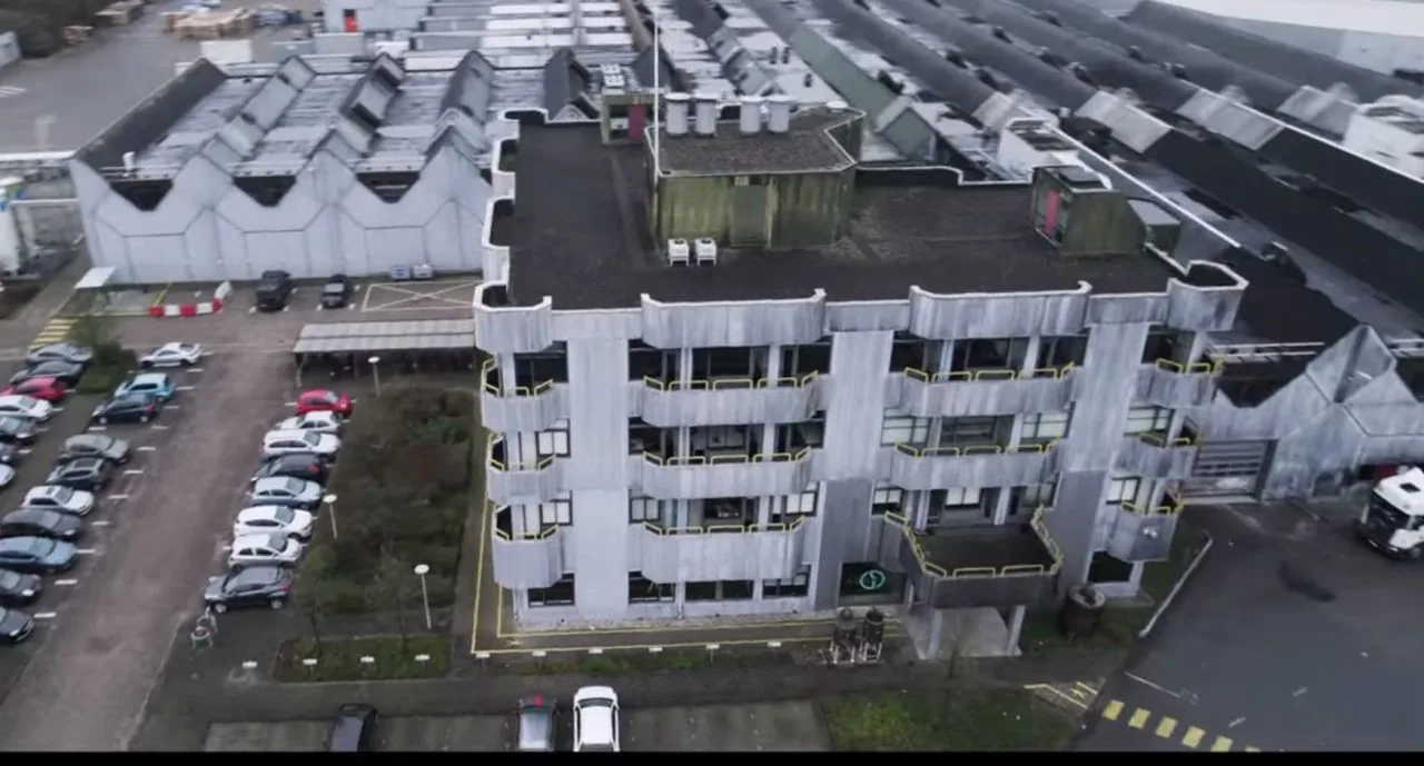 Dakrenovatie bij Refresco Zoetermeer met polycarbonaat