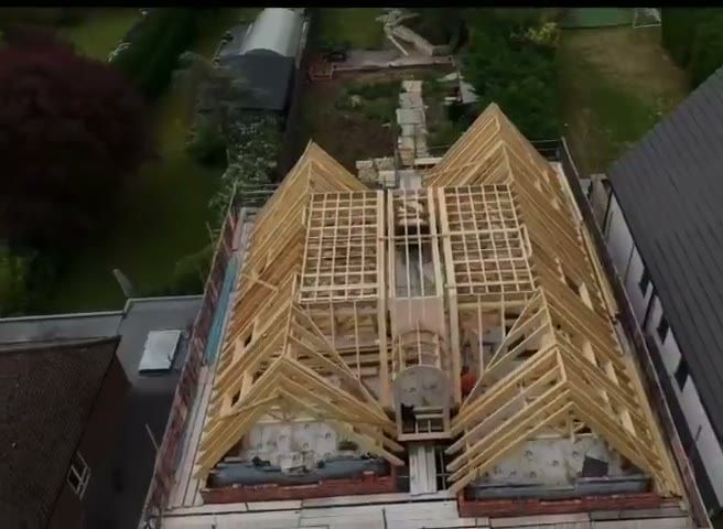 Kapconstructie van een villa in aanbouw, gezien vanaf boven