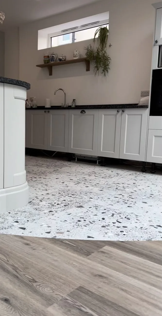 Keuken met een nieuwe vloer die zonder hoogteverschil overgaat in de woonkamer