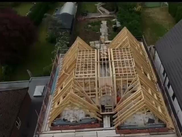 Nieuwe kapconstructie op een woning, spanten worden geplaatst en gesteld